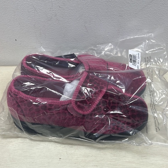 NWT - Silverts Women's Extra Wide Easy Closure Comfort Slipper, Rose - Size 10 - Picture 4 of 6